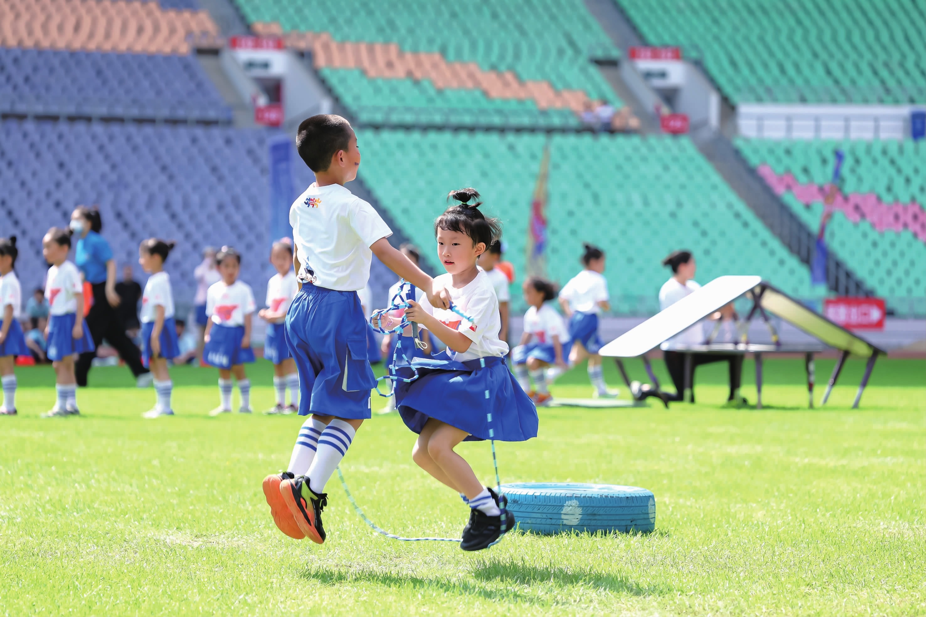 0-2大冷门！14亿豪门主场轰然倒下5轮1胜两大边后卫染红+中卫重伤